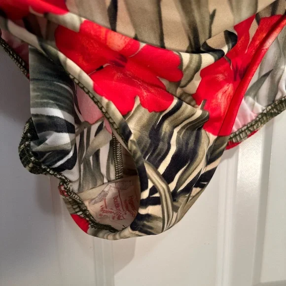 NWOT Size 12 women’s one piece floral print swimsuit. Lands end brand - Picture 6 of 6